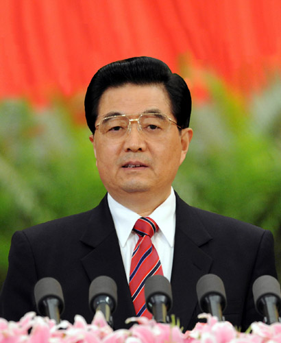 10月15日，中国共产党第十七次全国代表大会在北京人民大会堂隆重开幕。胡锦涛代表第十六届中央委员会作报告。