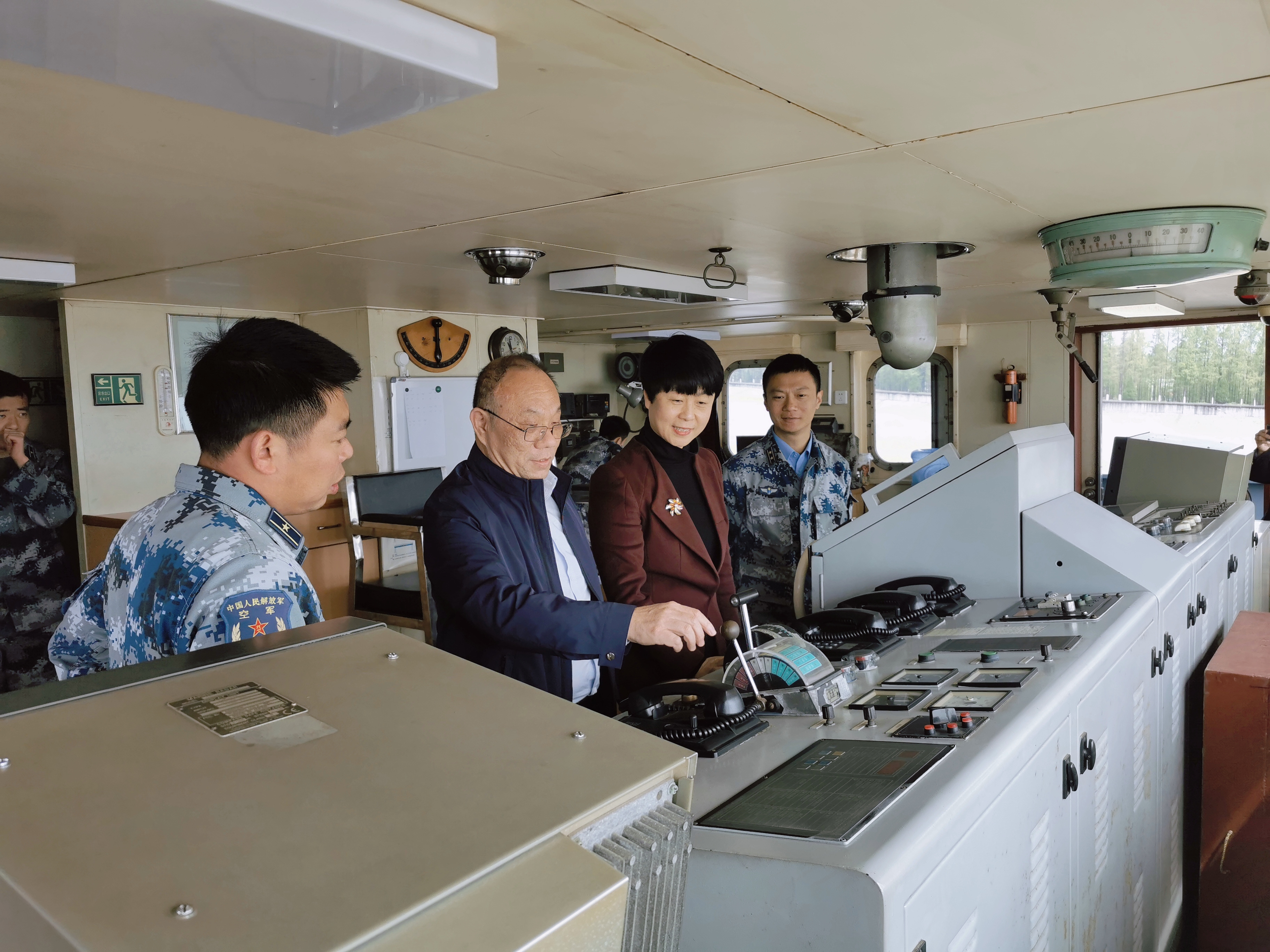 校领导赴空军上海某基地为2018级空军定向培养士官生举行毕业典礼