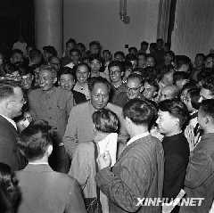 这是1956年9月27日，大会胜利闭幕，毛泽东步出会场时，受到大会代表和工作人员们的热烈欢迎（资料照片）。